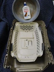 lot 162 image: DOG CRATE AND DINNER BOWL
