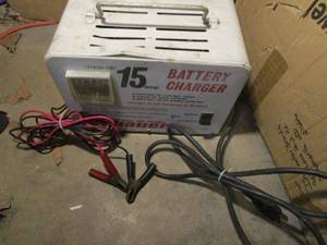 lot 325 image: BATTERY CHARGER