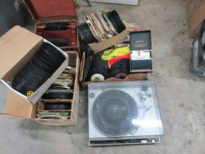 lot 433 image: TECHNICS RECORD PLAYER &amp GENEROUS AMOUNT OF RECORDS
