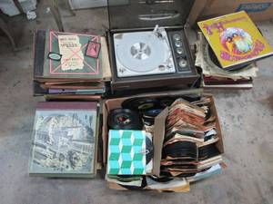 lot 436 image: ZENITH RECORD PLAYER W GENUINE DIAMOND STYLUS MICRO TOUCH NEEDLE, PLAYS MULTIPLE SIZE RECORDS, INCLUDES MANY DIFFERENT RECORDS AND SIZES