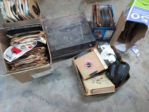 lot 442 image: BIG(BRAND) RECORD PLAYER &amp MANY RECORDS