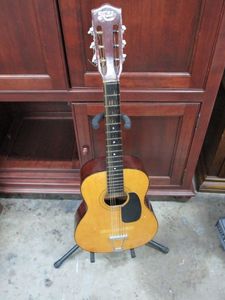 lot 448 image: HONDA GUITAR W STAND