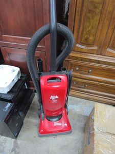 lot 449 image: DIRT DEVIL VACCUUM