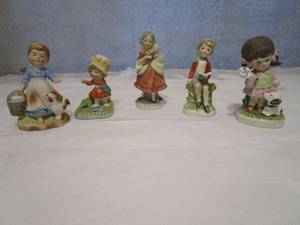 lot 130 image: PORCELAIN FIGURINES OF CHILDREN