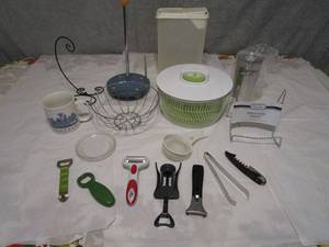 lot 315 image: KITCHEN UTENSILS, MUG, BANANA RACK, LETTUCE STRAINER