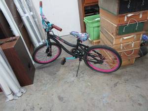 lot 485 image: MONSTER HIGH BICYCLE