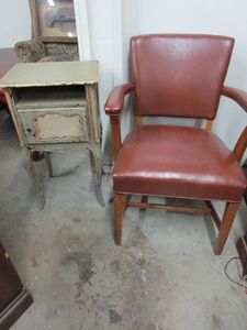 lot 491 image: LEATHER CHAIR IN GREAT CONDITION, VINTAGE SIDE TABLE