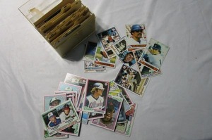 lot 523 image: LOT OF COLLECTORS BASEBALL CARDS WITH FILE BOX. HIGHLIGHTS ARE NOLAN RYAN, REGGIE JACKSON, LOU PINIELLA, THURMAN MUNSONBILLY MARTIN, JEFF BURROWS, 1977 WORLD SERIES CARD, 1979 TOPPS , AND MORE..