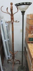 lot 538 image: VINTAGE WOODEN STANDING COAT AND HAT RACK, VINTAGE STYLE STANDING LAMP WITH BEAUTIFUL DETAIL, POWERS ON AND WORKS..SEE PICTURES.&nbsp