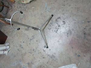 lot 512 image: METAL GUITAR STAND