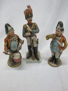 lot 518 image: VINTAGE PORCLAIN FRENCH SOLDIER FIGUERINES.&nbsp