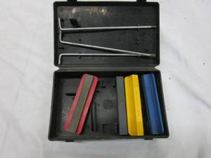 lot 559 image: KNIFE SHARPENING KIT