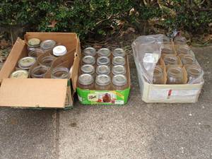 lot 462 image: LARGE LOT OF MASON JARS
