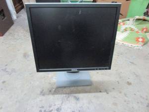 lot 548 image: WORKING COMPUTER MONITER, SMALL CRACK TOP OF SCREEN