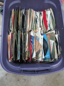 lot 552 image: TUB OF 45 RPM RECORDS, TUB INCL