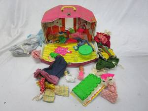 lot 564 image: VINTAGE TUTTI PLAYHOUSE CARRYING CARE WITH HANDLE AND LATCH. INCLUDES ASSECCORIES SHOWN IN PICTURES.&nbsp