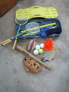 lot 571 image: OUTDOOR GAMES LOT