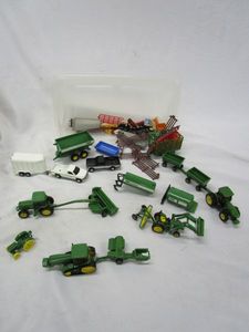 lot 580 image: VINTAGE JOHN DEERE FARMING SET. METAL TRACTORS , TRAILER, VEHICLES.... FENCING, LIVESTOCK FIGURES