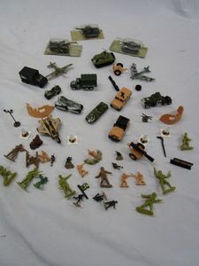 lot 586 image: MILITARY TOY SET WITH VEHICLES AND ARMY MEN