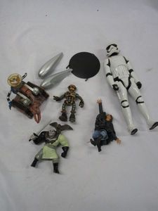 lot 572 image: 1990S DISNEY ACTION FIGURES...STAR WARS... MULAN..