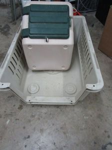 lot 585 image: ANIMAL CRATE AND ANIMAL FOOD STORAGE