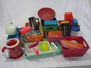 lot 362 image: GENEROUS LOT OF PLASTIC ORGANIZATION BINS, JUICER, AND DRINK DISPENSER.&nbsp