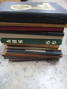 lot 639 image: VARIETY OF VINTAGE YEAR BOOKS ARLINGTON HIGH AND COLLEGIATE