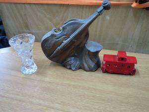 lot 642 image: VIOLIN POTPOURI HOLDER, CRYSTAL GLASS, CABOOSE