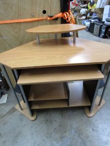 lot 646 image: CORNER DESK