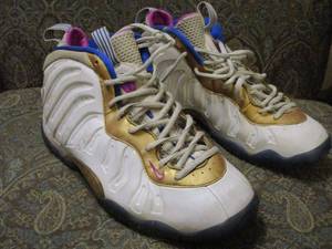 lot 656 image: BOYS NIKES, USED&nbsp