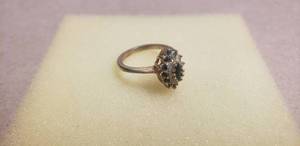 lot 199 image: Beautiful Gold Ring Stamped 18 KT HGE - Size 5.5