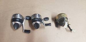 lot 206 image: Lot of 3 Spincast Fishing Reels - 2 Zebco 33s and 1 Garcia Abu-Matic 40