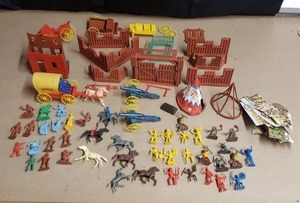 lot 256 image: Vintage 1960s Marx Fort Apache Cowboys and Indians Set with Lots of Extras