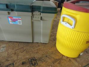 lot 151 image: 5 gal. Igloo cooler &  crate with towels and hanger
