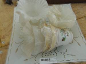 lot 178 image: Square light fixture glass and globe covers