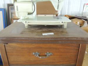 lot 177 image: Singer sewing machine and cabinet
