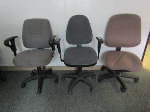 lot 203 image: 3 rolling office chairs 2 have double arms 2 are gray 1 is tan