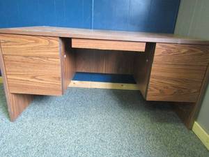 lot 209 image: Brown 5 drawer office desk 29x58x29