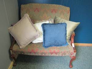 lot 211 image: High back office love seat 42x44x27 plus 6 multicolored throw pillows