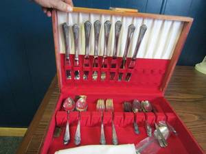 lot 218 image: Holmes & Edward silverware 59 pieces in silver chest