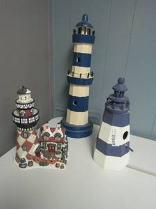 lot 225 image: Blue and white 3 level bird house 22, 12 blue and white bird house, 11x7 christmas light house