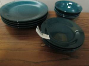 lot 228 image: Dinner for 2 set- 4 plates, 4 saucers and 3 soup bowls