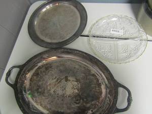lot 235 image: 11 plastic food tray, Silver William Rodgers #172 15 platter, William Rodgers #172 double handle silver platter 24x15