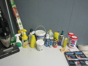 lot 237 image: Cleaning- Outdoor carpet adhesive, activator 1000, NIB Ruggies rug and upholstery cleaner, Pelonis vas (unknown working condition) and Swiffer