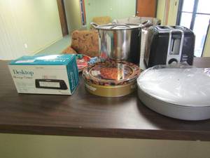 lot 249 image: 2qt. Cover pot, Collin street bakery tin ,B&D bagel inside out toaster