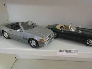 lot 268 image: 2 model cars- 1 gray Mercedes- Benzes 500 sl 1989 and 1 green jaguar E 1961