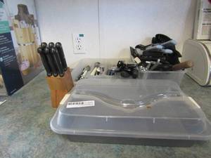 lot 285 image: Cutlery assorted- all in gray tub with lid