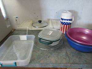 lot 290 image: Green and clear small tub blue handle Tupper wear USA igloo water jug