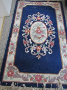 lot 315 image: Large area rug 52x83 floral