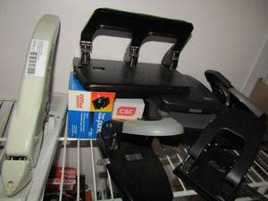 lot 320 image: Office supplies - 5 hole punch and check machine